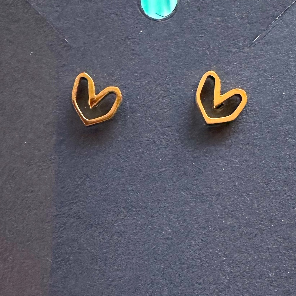 2/$15 💛 gold coloured heart shaped stud earrings